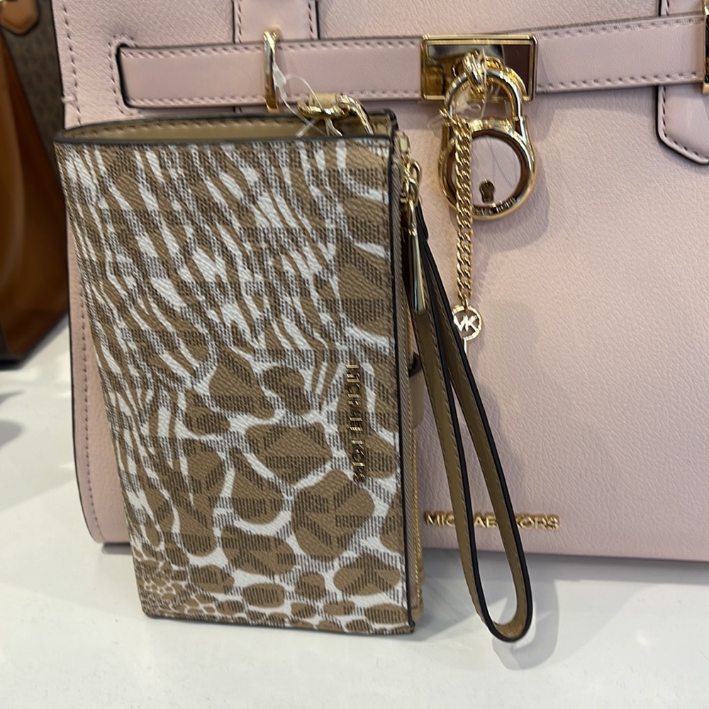 MICHAEL KORS LARGE DOUBLE ZIP WRISTLET WALLET PHONE CASE CLUTCH 
Camel Multi - Picture 15 of 16